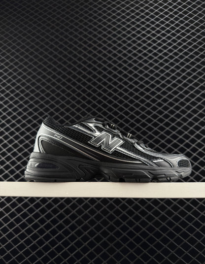 New Balance Retro Black Sneakers